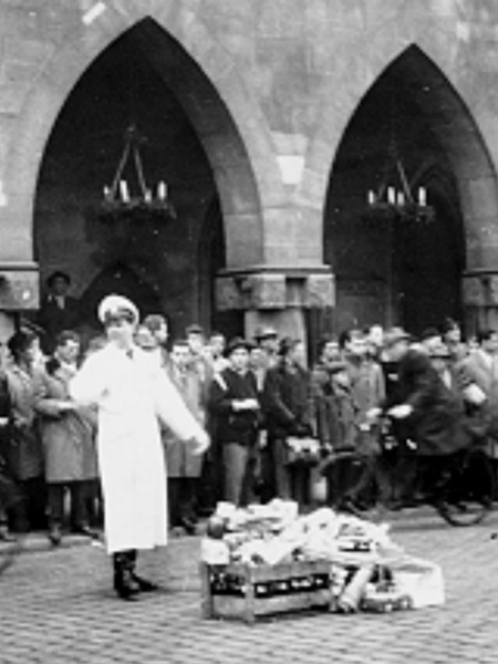 Verkehrspolizist auf dem Prinzipalmarkt in Münster in den 50er Jahren.